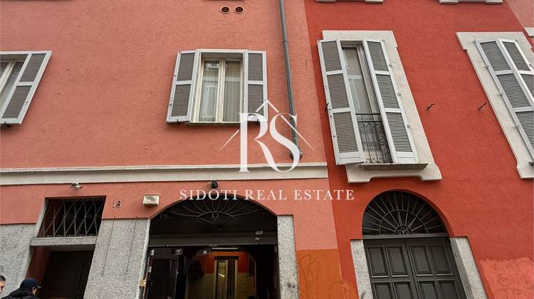 Locale commerciale  con canna fumaria