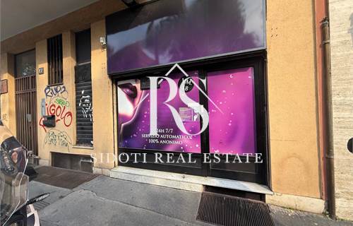 LOCALE COMMERCIALE CON VETRINA SU STRADA-NO BUONA  USCITA
